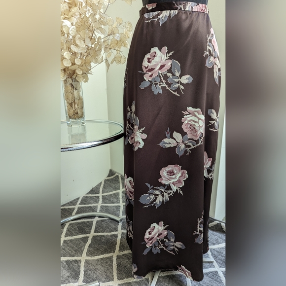 Long satin maxi skirt - Picture 2 of 7